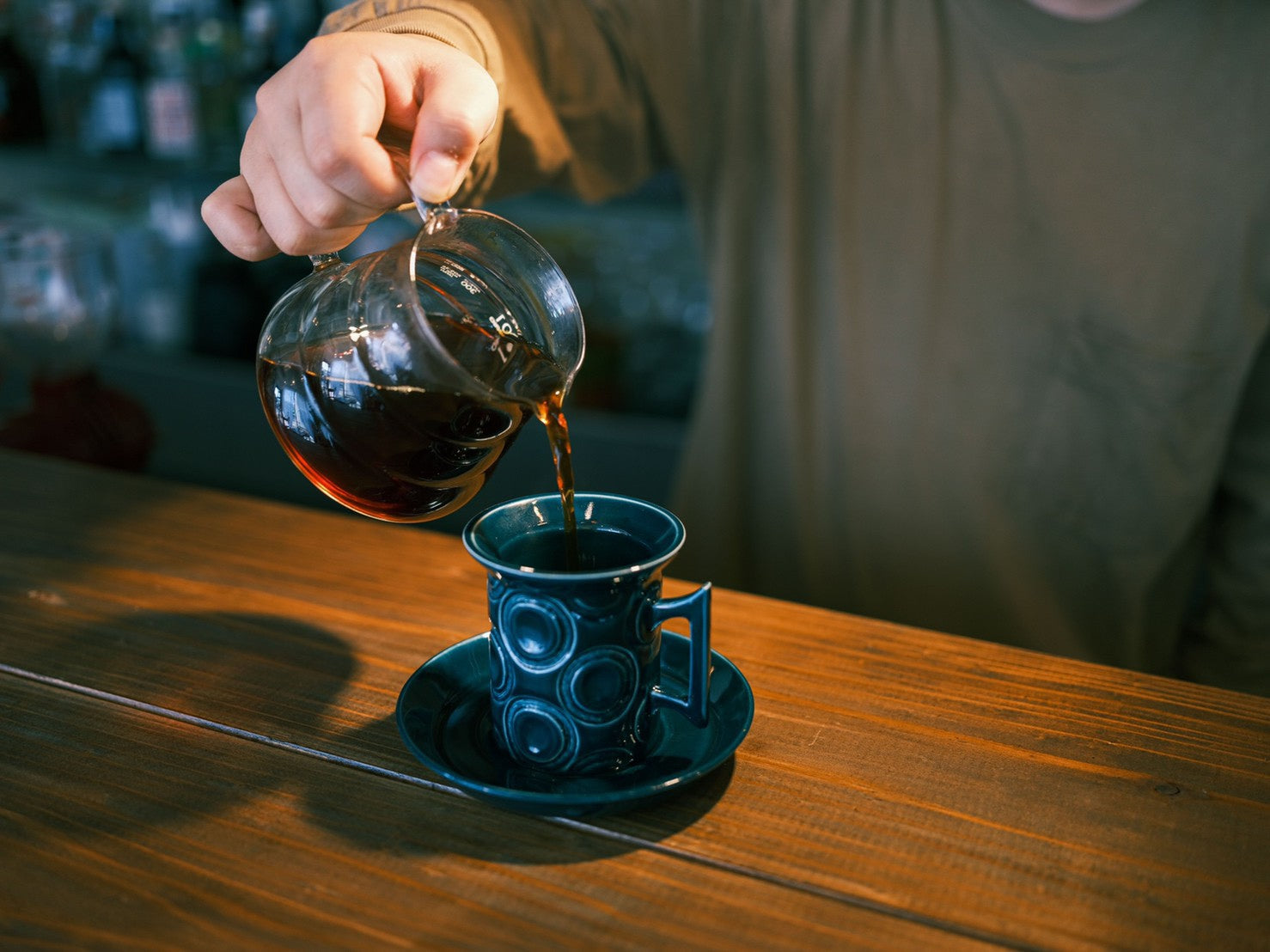 LANDSCAPE COFFEEでコーヒーを注ぐ様子